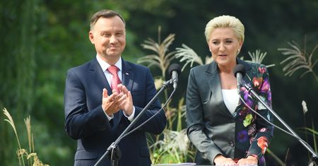 Agata Duda w kwiecistym garniturze. Ekstrawagancko!