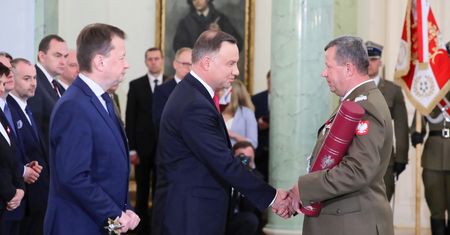 Prezydent wręczył nominacje generalskie. Stopnie otrzymały cztery osoby