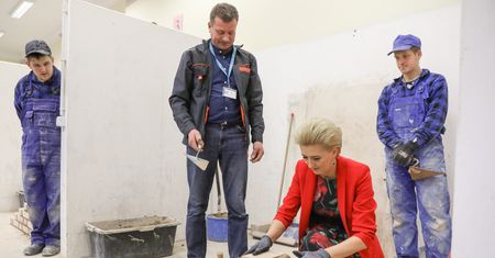 Agata Kornhauser-Duda stawia mur w nietypowym stroju. Karolina Korwin Piotrowska ma zastrzeżenia