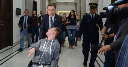 Protest opiekunów niepełnosprawnych w Sejmie. Odwiedził ich Piotr Duda