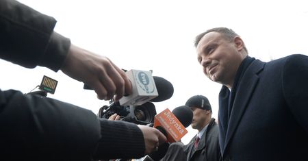 Duda zebrał cięgi, ale Polacy wiedzą swoje. Najnowszy sondaż