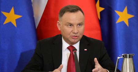Wykrzykiwane przemówienia prezydenta Andrzeja Dudy. "Nie zwracamy mu uwagi, boby się obraził"