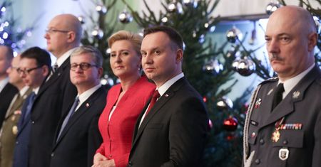Wigilijny pojedynek. Agata Duda i Anna Lewandowska w czerwieniach