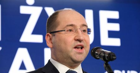 Koronawirus w Polsce i wybory prezydenckie 2020. Adam Bielan o możliwych scenariuszach
