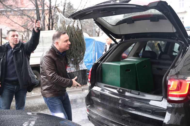 Andrzej Duda na świątecznych zakupach. Wybór choinki zaskakuje