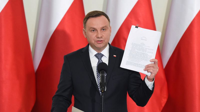 Prezydent Andrzej Duda podczas oświadczenia dla mediów ws. ustaw reformujących sądy