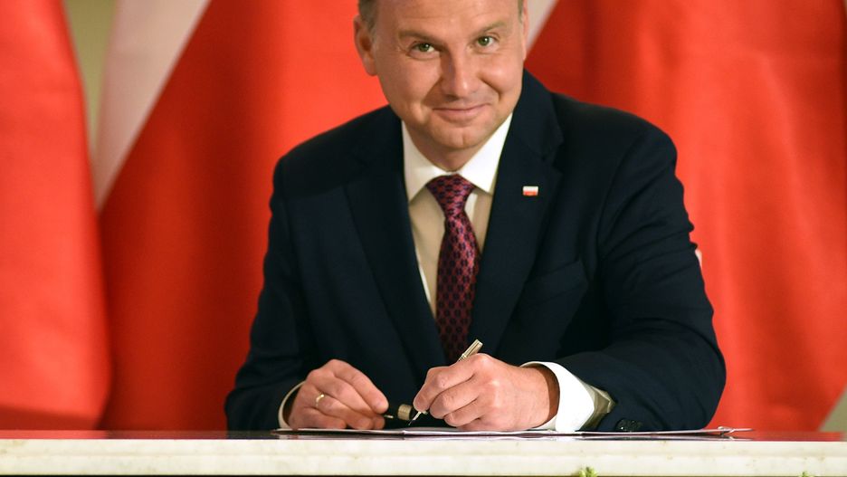 Podpisy składane taśmowo pod ustawami przesyłanymi przez PiS - to najpoważniejszy zarzut do prezydenta Andrzeja Dudy