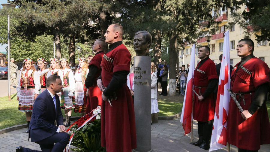 Andrzej Duda przed pomnikiem L.Kaczyńskiego w Tbilisi