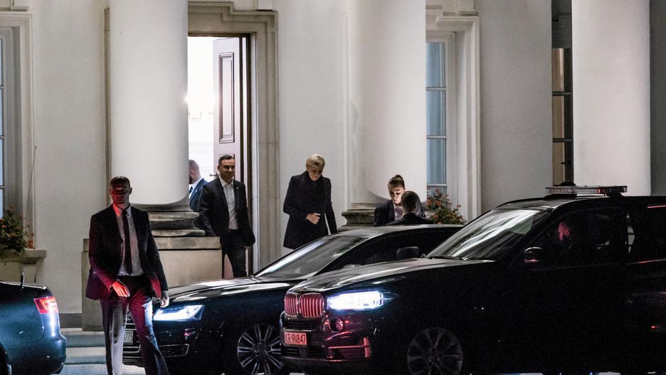 Prezydent wychodzi z Belwederu po spotkaniu po spotkaniu z prezesem PiS