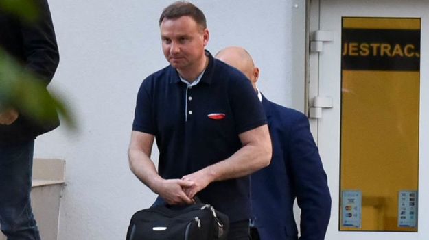 Andrzej Duda w koszulce Red is bad