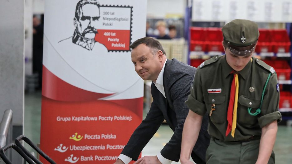 Prezydent Andrzej Duda pomagał pakować i wysyłać polskie flagi 