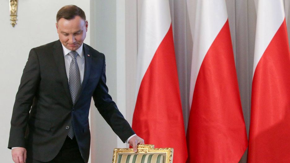 Prezydent Andrzej Duda podjął decyzję ws. kontrowersyjnej nowelizacji ustawy o IPN. Na zdjęciu prezydent przed podpisaniem ustawy o zakazie handlu w niedziele.