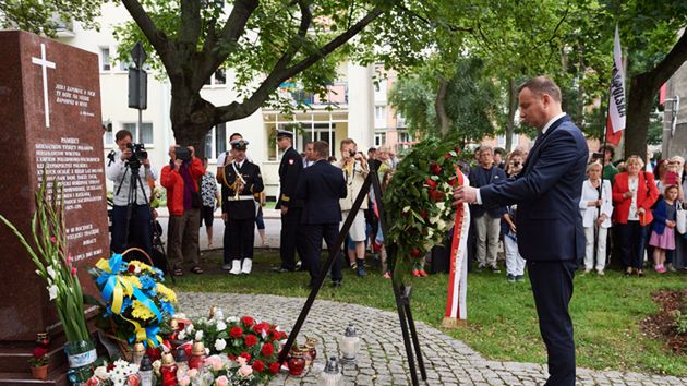 Andrzej Duda składa kwiaty pod pomnikiem Pamięci Ofiar Eksterminacji Ludności Polskiej na Wołyniu