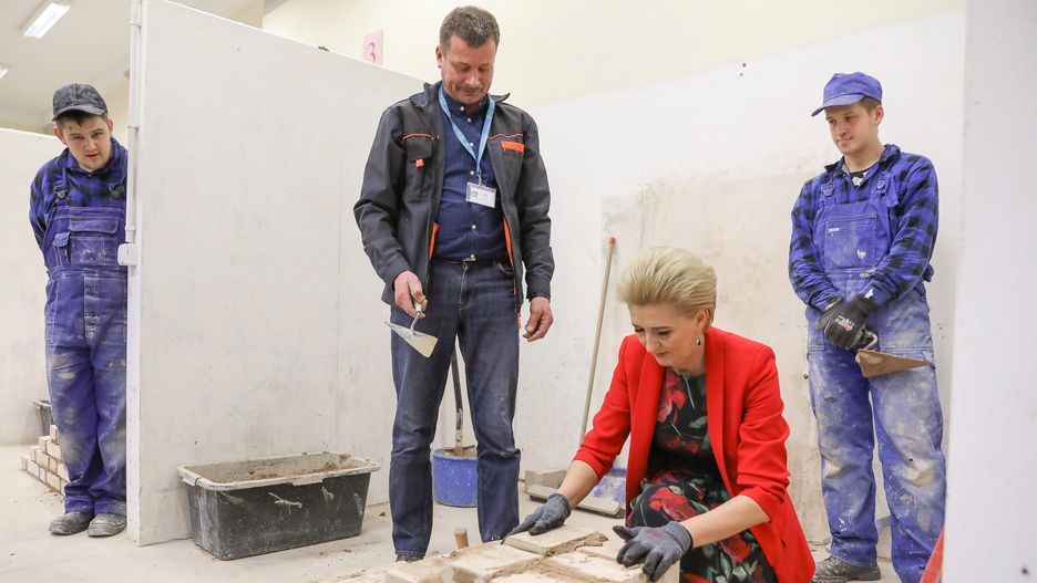 Agata Kornhauser-Duda stawiała mur w sukience