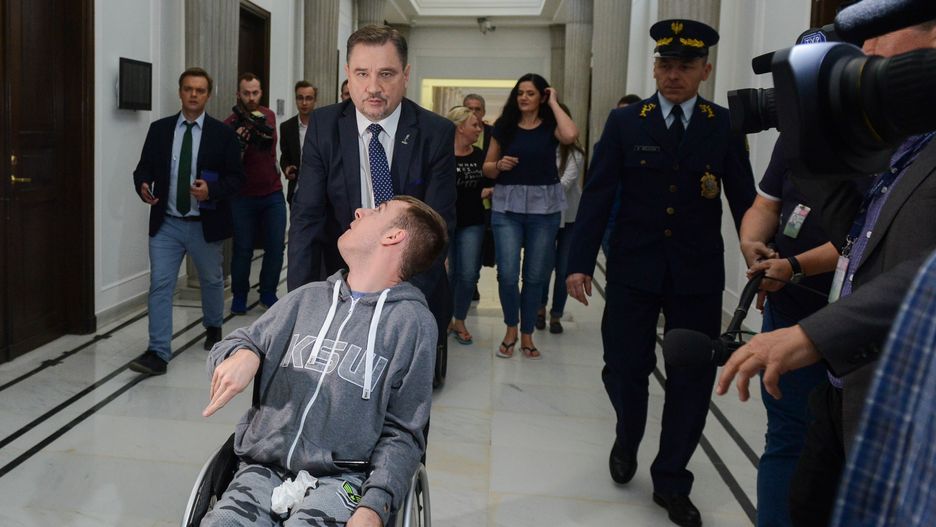 Piotr Duda z protestującymi w parlamencie