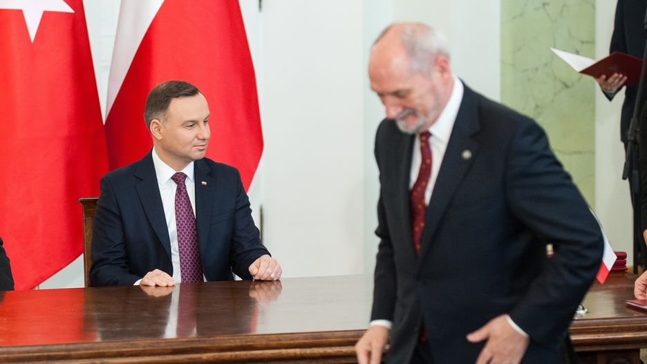 Szef MON wstrzymuje przejścia do BBN