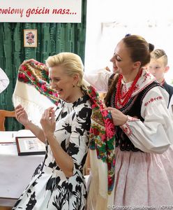 Agata Duda odwiedziła szkołę w Janaczowej. Na spotkaniu odnalazła się świetnie