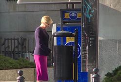 Agata Duda wypłaca pieniądze w obstawie BORowców