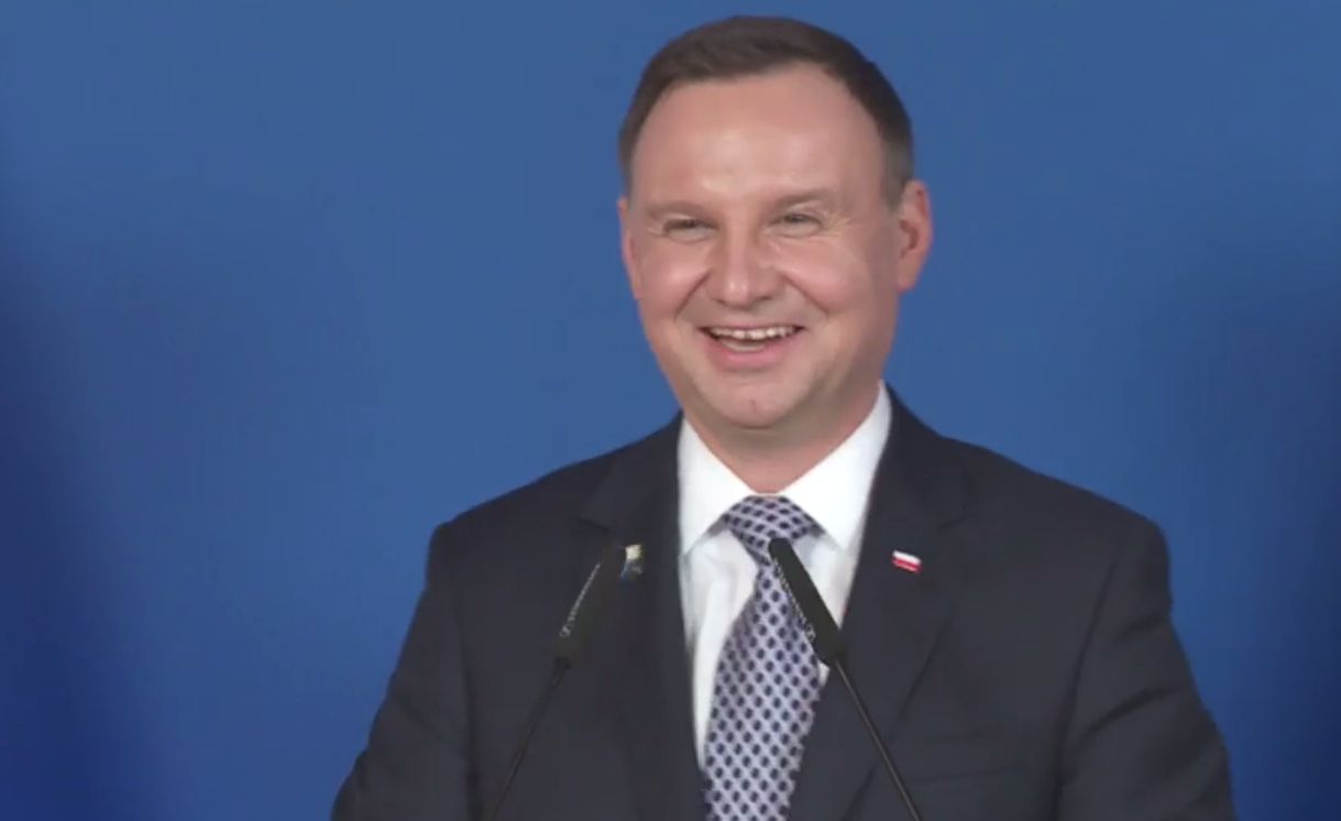 Andrzej Duda śmieje się z własnego dowcipu. I chyba tylko on go zrozumiał