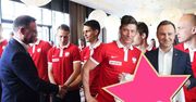 Andrzej Duda odwiedził polską reprezentację w Arłamowie! Robert Lewandowski podarował mu oryginalny prezent
