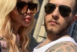 Nie opuszcza jej na krok i staje za nią murem. Oto partner "żywej polskiej Barbie"