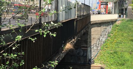 Wiadukt się sypie w centrum miasta. Urzędnicy umywają ręce