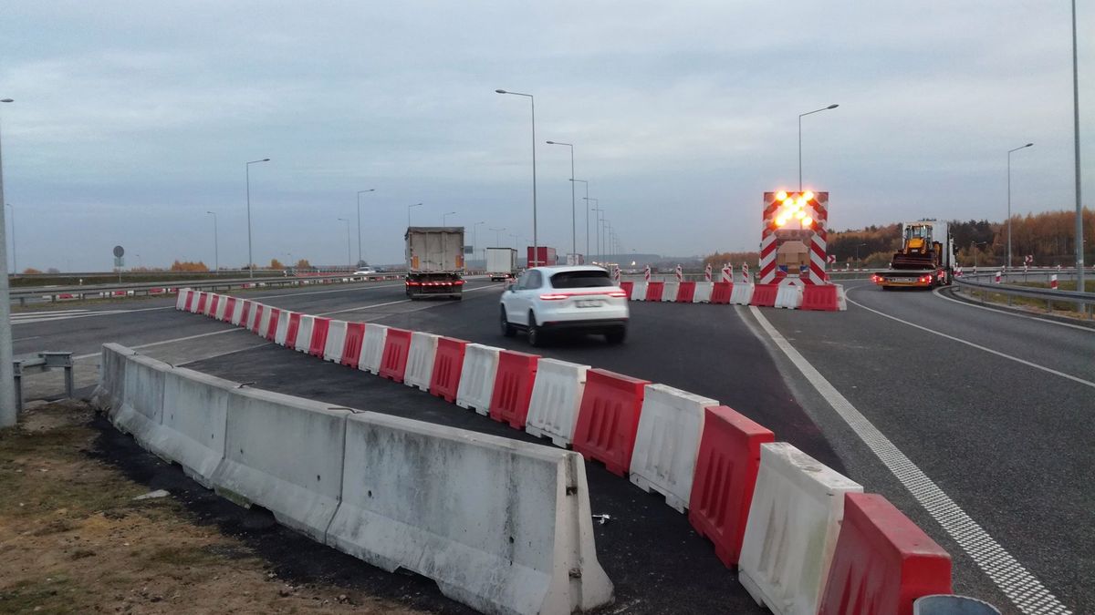Wiadukt miał łączyć autostrady A1 i A2. GDDKiA zapewnia, że pracuje nad przywróceniem normalnego ruchu.