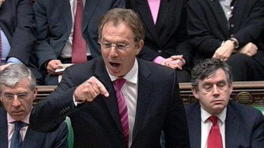 Tony Blair powiedział w parlamencie, że jest gotów przeprowadzić referendum w sprawie konstytucji UE