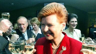 Łotewska prezydent Vaira Vike-Freiberga po ogłoszeniu wyników unijnego referendum