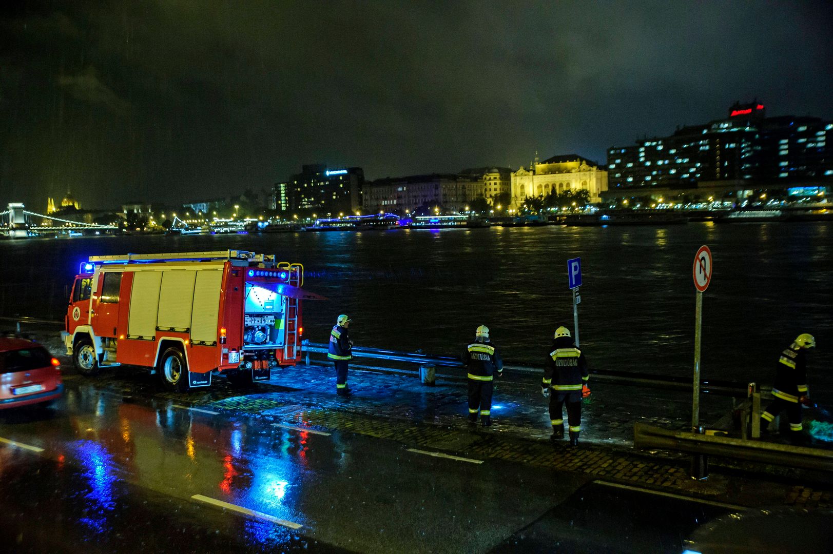 Akcja ratunkowa w Budapeszcie po zatonięciu statku wycieczkowego