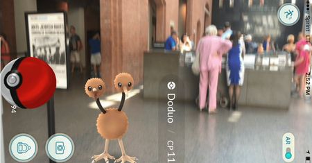 Muzeum Holokaustu domem dla Pokémonów. Trenerka potrącona na autostradzie. Ale nie wszystkie historie są prawdziwe