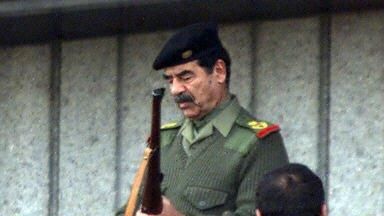 Saddam Husajn w mundurze