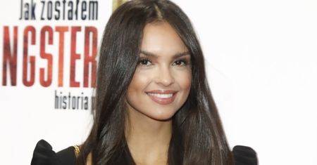 Klaudia El Dursi w kostiumie kąpielowym. Namawia fanów do zostania w domach