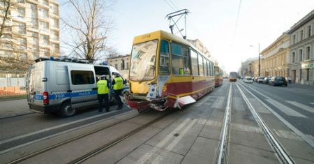 Tramwaj zderzył się z samochodem w Łodzi. Świadek: pasażerowie poinformowali, że doszło do zderzenia
