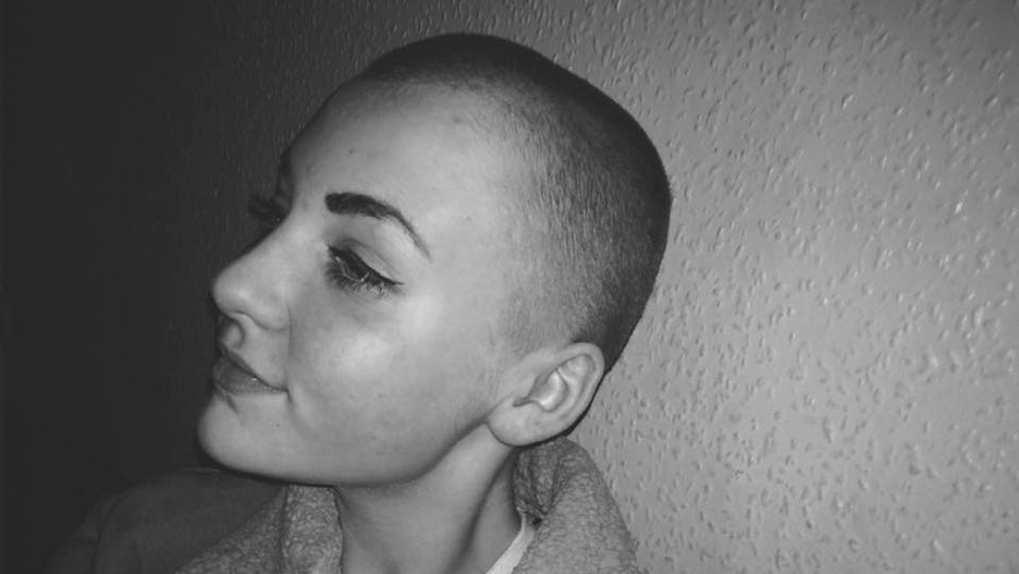 Niamh Baldwin ma 14 lat i mieszka w Kornwalii. Szkoła ukarała ją za nieprzepisowy wygląd, mimo że włosy obcięła, żeby pomóc organizacji charytatywnej.