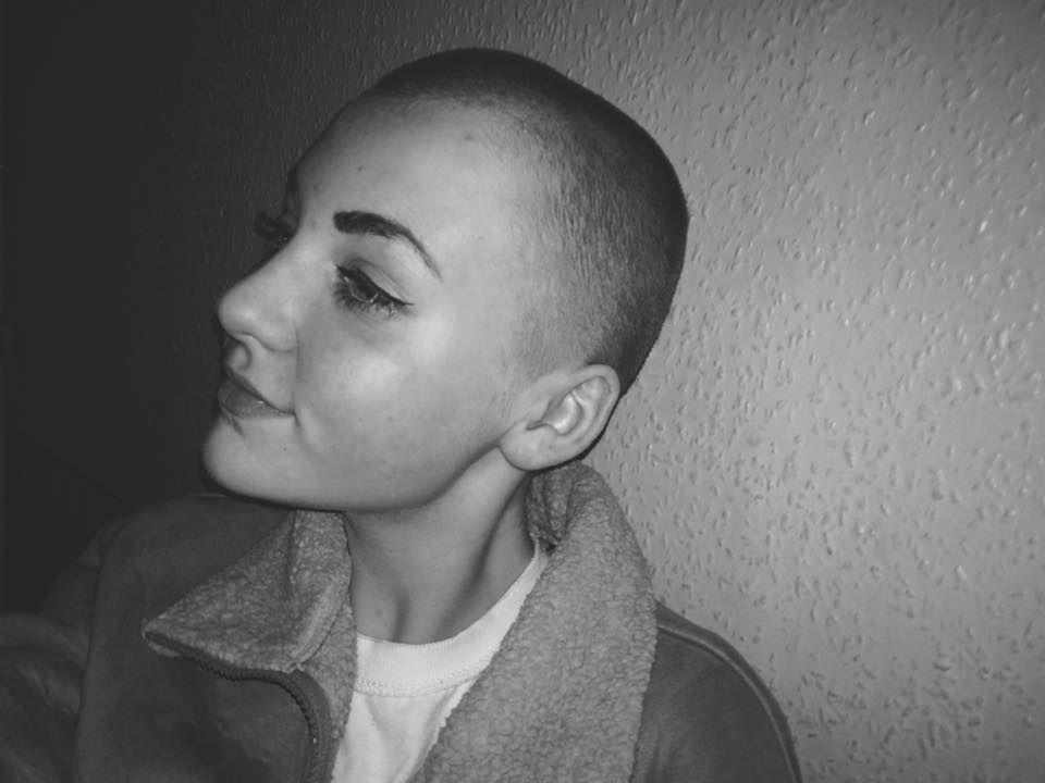 Niamh Baldwin ma 14 lat i mieszka w Kornwalii. Szkoła ukarała ją za nieprzepisowy wygląd, mimo że włosy obcięła, żeby pomóc organizacji charytatywnej.
