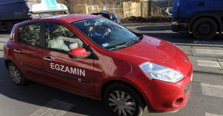 Zdali egzamin, mają prawo jazdy, ale jeździć nie mogą
