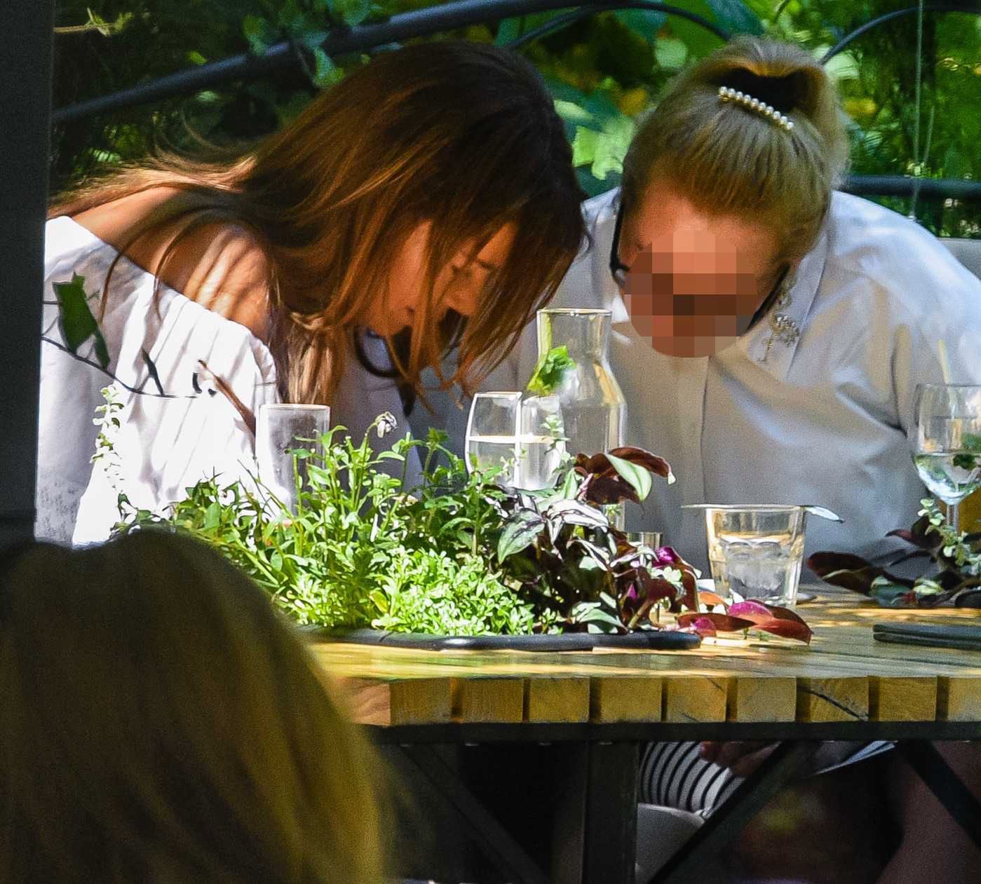 Edyta Górniak z koleżanką w restauracji