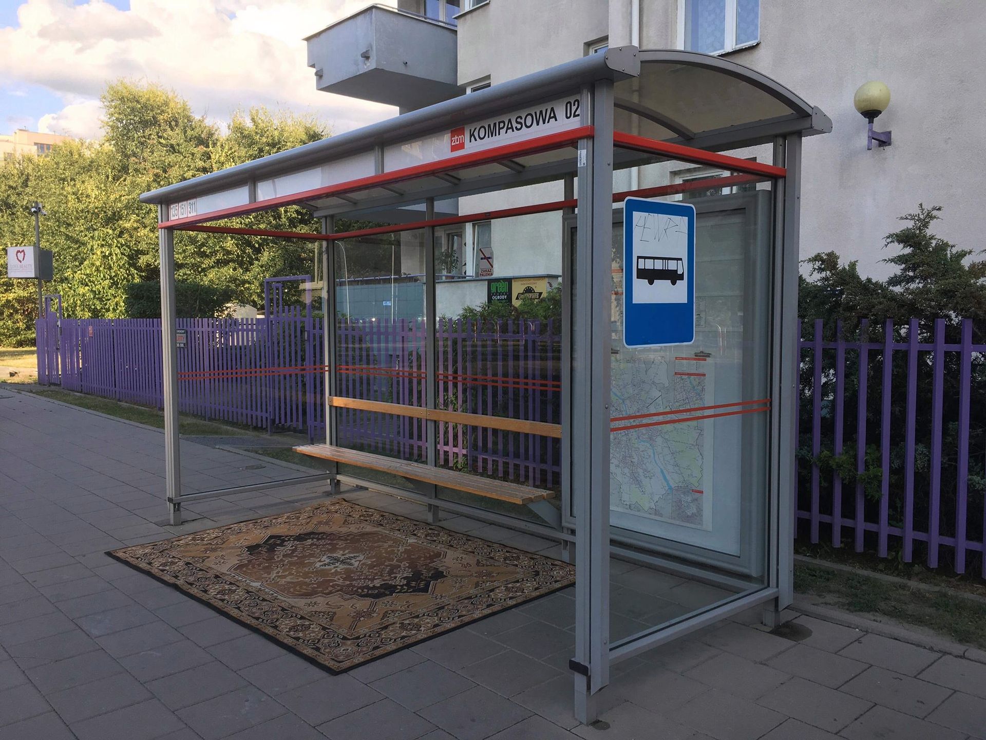 Takie przystanki są może wygodne dla ludzi, ale dla ptaków - niekoniecznie