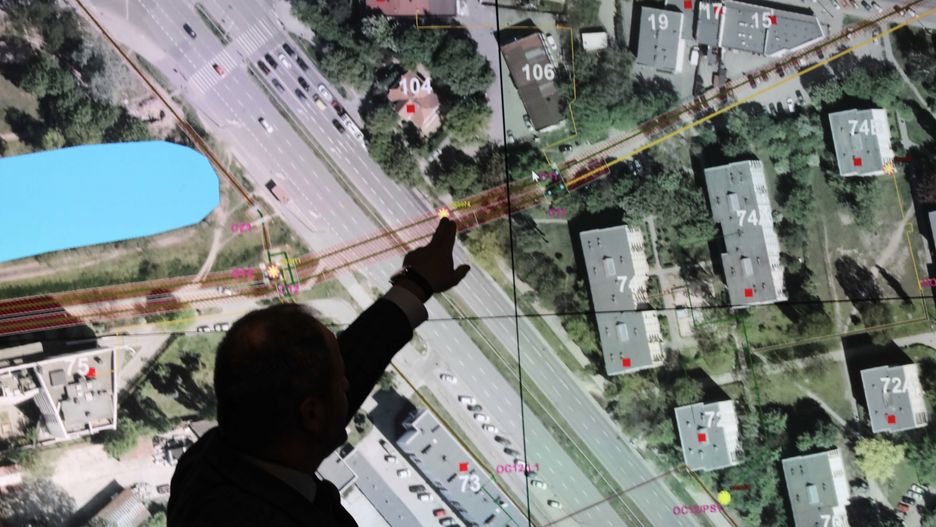 Warszawa. Dyrektor techniczny Veolia podczas konferencji prasowej, nt. przyczyn i usuwania skutków awarii ciepłowniczej