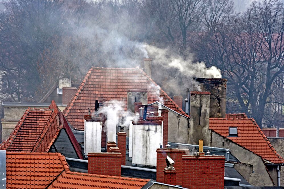 Smog w Krakowie. Nie wpuścił do domu strażników miejskich, więc stanie przed sądem