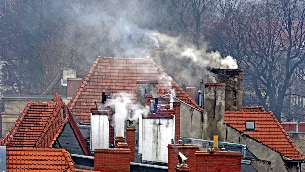 Do pieców trafia wszystko: plastikowe butelki, pozostałości po produkcji mebli czy skórzanego obuwia. 