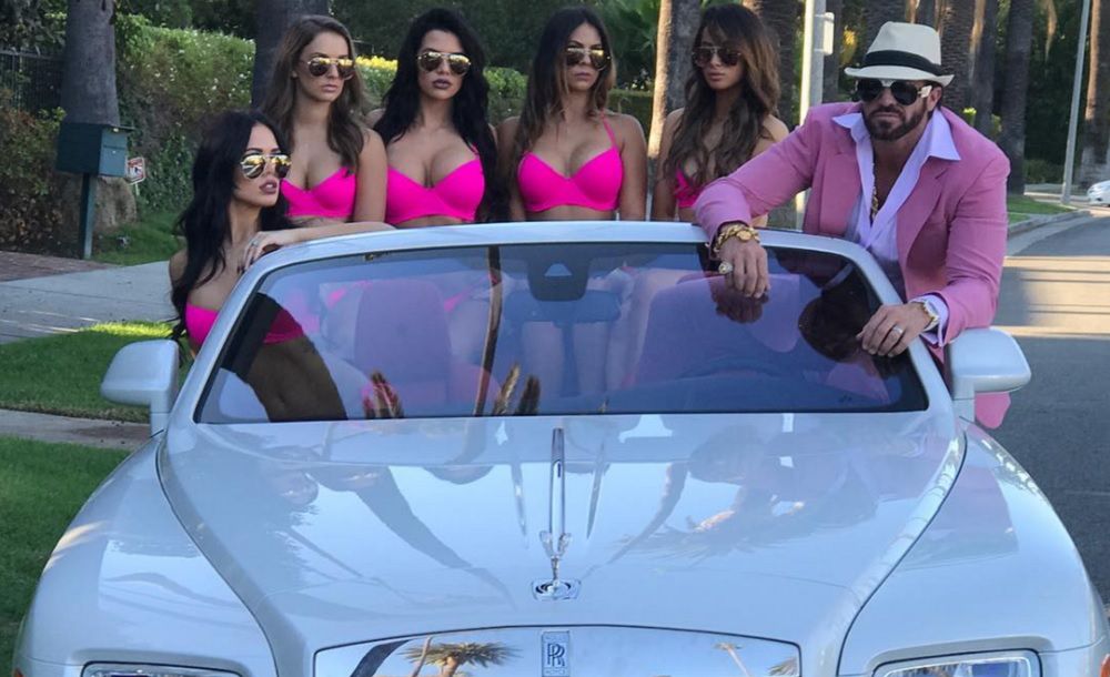Nowy playboy podbija Instagrama. Hugh Hefner to przeżytek