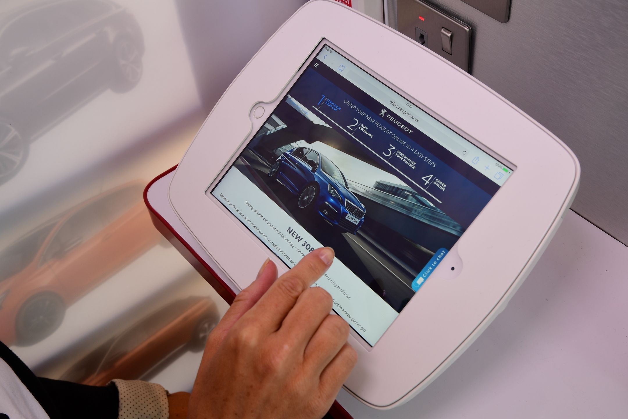 Salon Peugeota w budce telefonicznej 