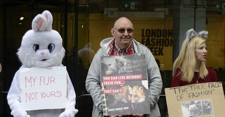 Protesty, 72-letnia modelka, dziwne nakrycia głowy. Londyński Tydzień Mody dobiegł końca
