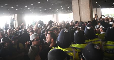 Tłum szturmuje ratusz. Chcą prawdy o Grenfell