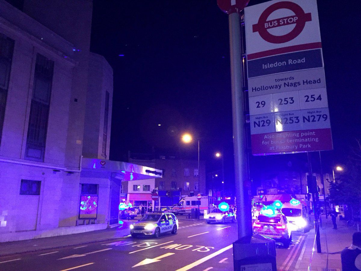 Atak terrorystyczny w Londynie w pobliżu meczetu. Jedna osoba nie żyje, co najmniej 10 rannych