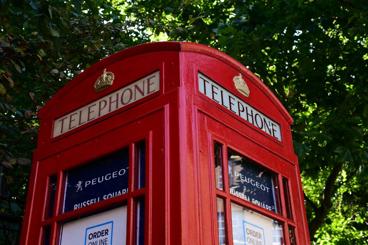 Najmniejszy salon samochody na świecie. Mieści się w budce telefonicznej