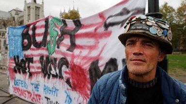 Brian Haw przed angielskim parlamentem