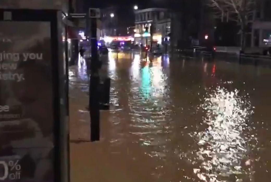 Nocna powódź w Londynie. Na ulicach pontony